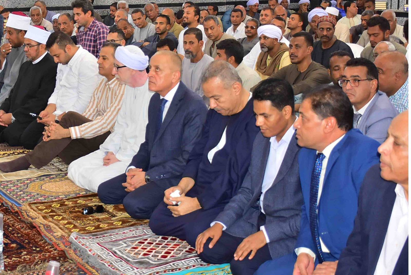 افتتاح مسجد الشهداء بنجع غنيم في منشأة العمارى وآداء صلاة الجمعة داخله