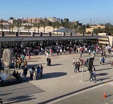 الآلاف بمحيط المتحف المصرى الكبير (2)