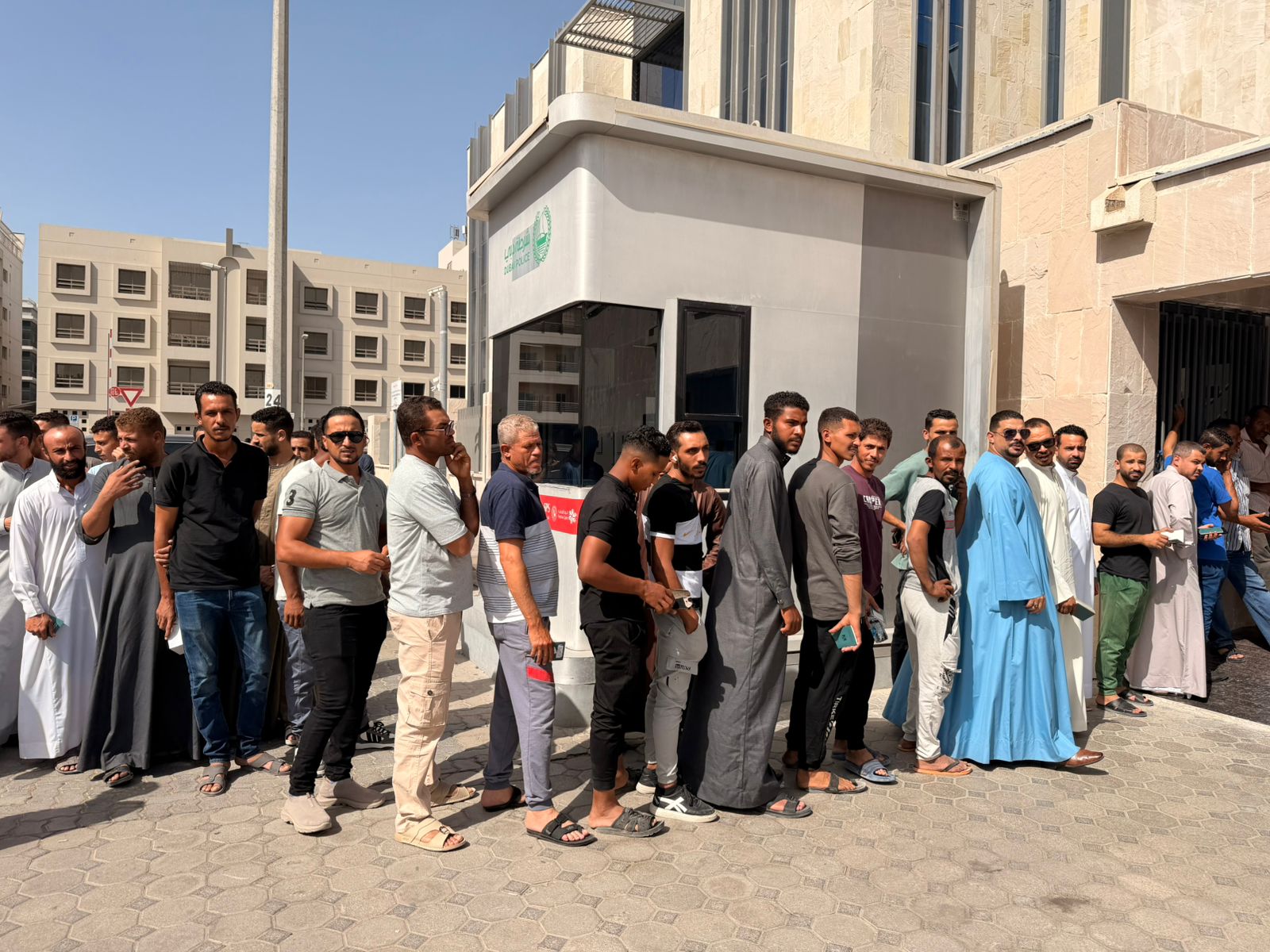 طوابير الناخبين المصريين أمام مقر القنصلية المصرية فى دبى