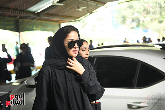 تاثر زوجة محمد رمضان فى جنازو والد زوجها