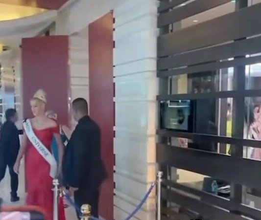 لحظة مغادرة ملكة جمال الكون للحفل