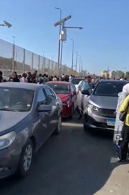 الآلاف بمحيط المتحف المصرى الكبير (1)