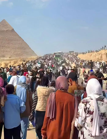 الآلاف يزورون الأهرامات