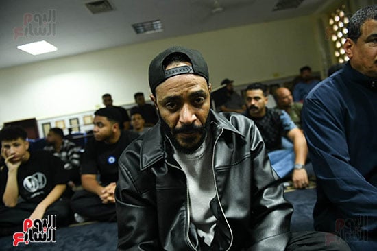 شقيق رمضان وهو يبدو عليه التأثر شقيق رمضان وهو يبدو عليه التأثر