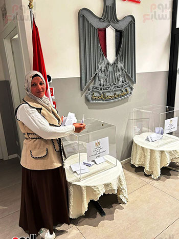 مصرية-فى-ميلانو-تدلى-بصوتها مصرية-فى-ميلانو-تدلى-بصوتها