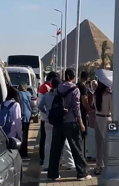 الآلاف بمحيط المتحف المصرى الكبير (3)