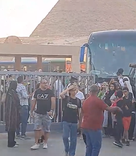 الآلاف فى محيط الأهرامات  (1)