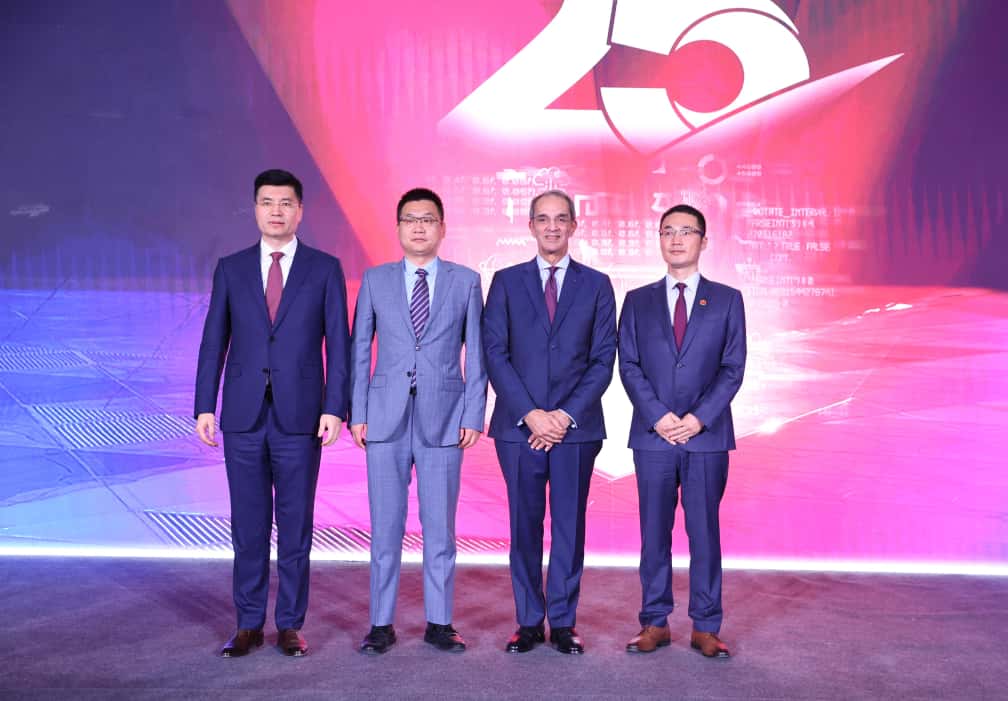 وزير الاتصالات مع قيادات شركة هواوي