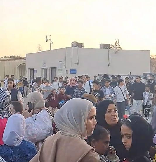 الآلاف فى محيط الأهرامات  (2)