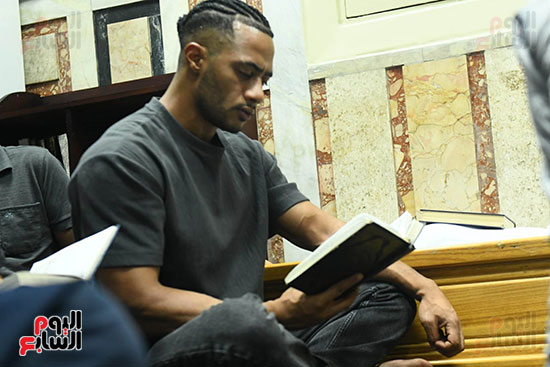 محمد رمضان  وهو يقرأ القرآن