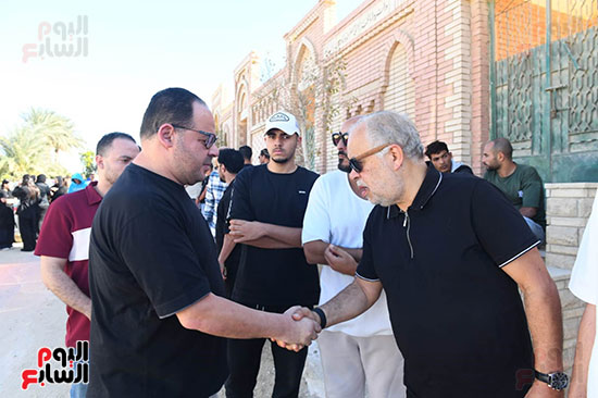 أشرف زكي فى جنازة والد محمد رمضان