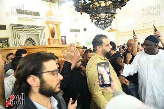 مشاهد من جنازة والد محمد رمضان