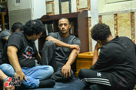 الحزن يخيم على محمد رمضان فى جنازة والده