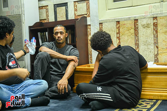 محمد رمضان فى جنازه والده