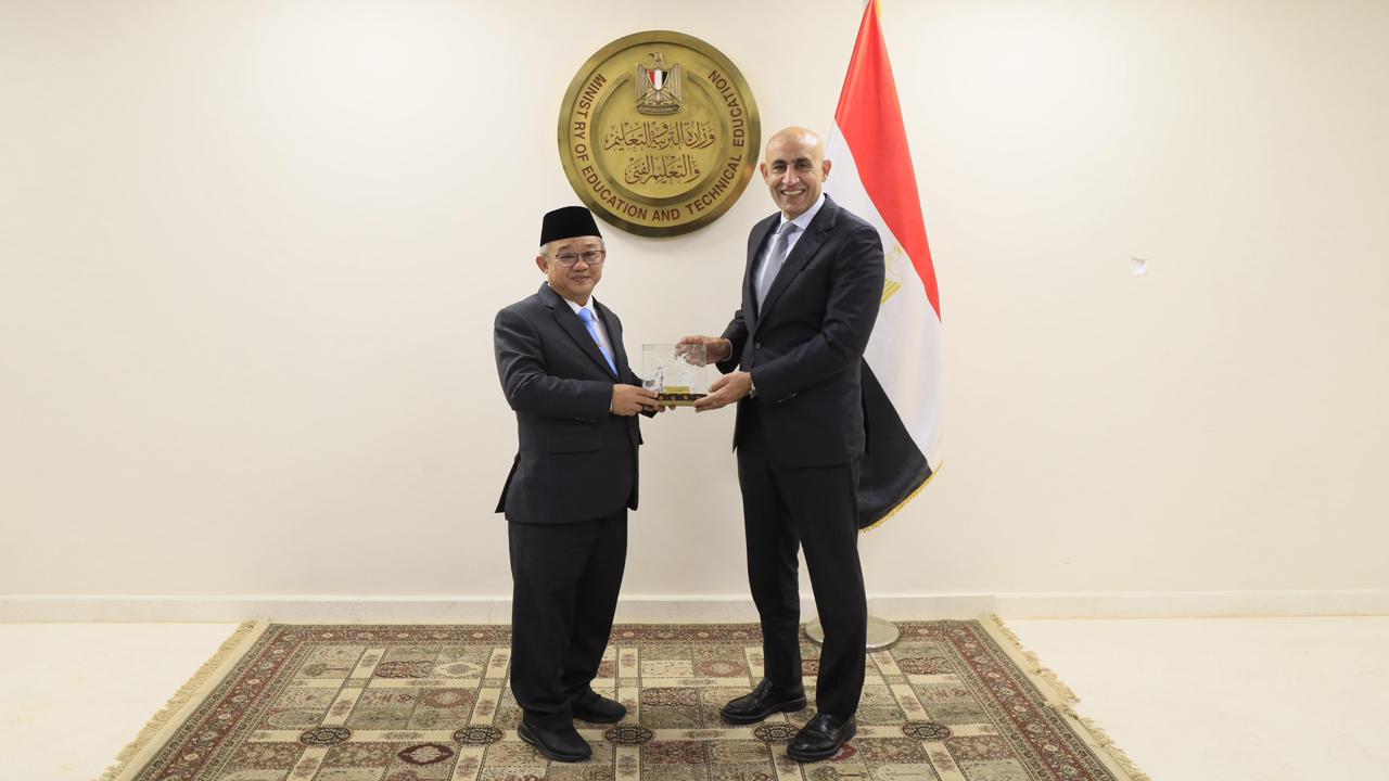 وزير التعليم لنظيره الاندونيسى