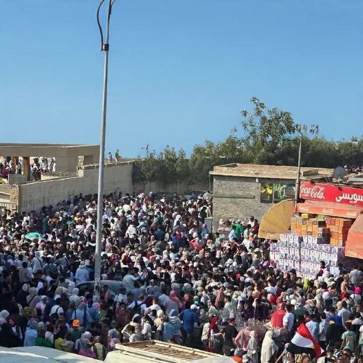 الآلاف فى محيط الأهرامات  (5)