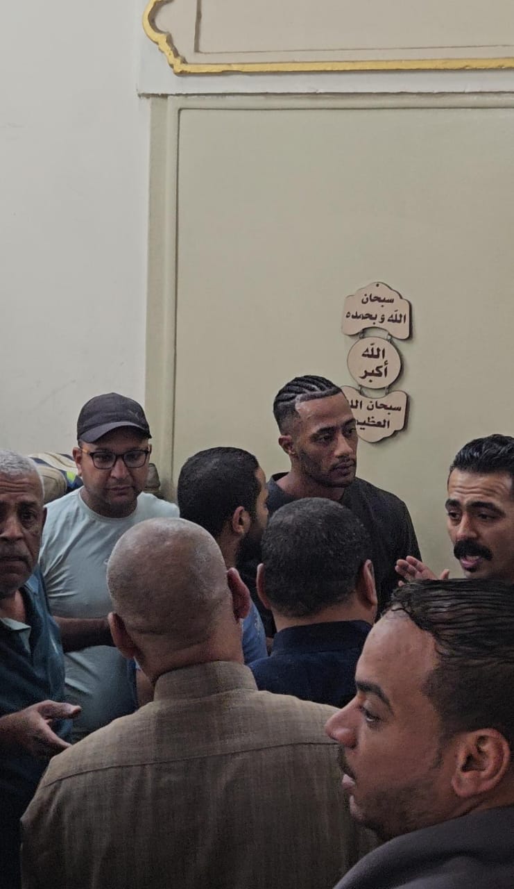 محمد رمضان من جنازة والده