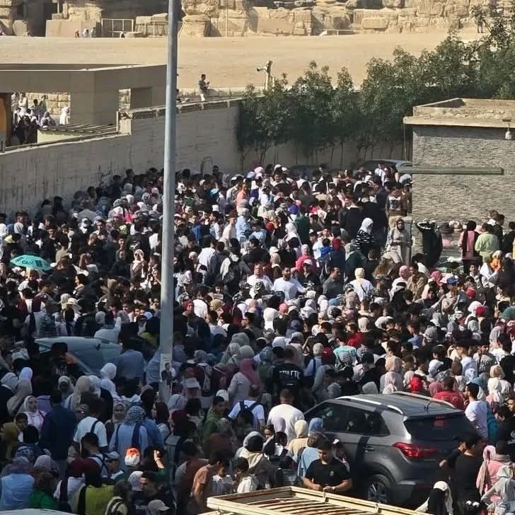 الآلاف فى محيط الأهرامات  (1)