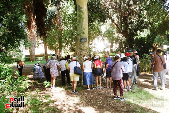 الزيارات-بالحديقة