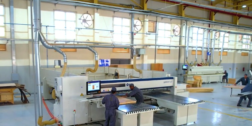 نزلاء مراكز الإصلاح يحولون الأخشاب إلى أثاث فاخر (5)