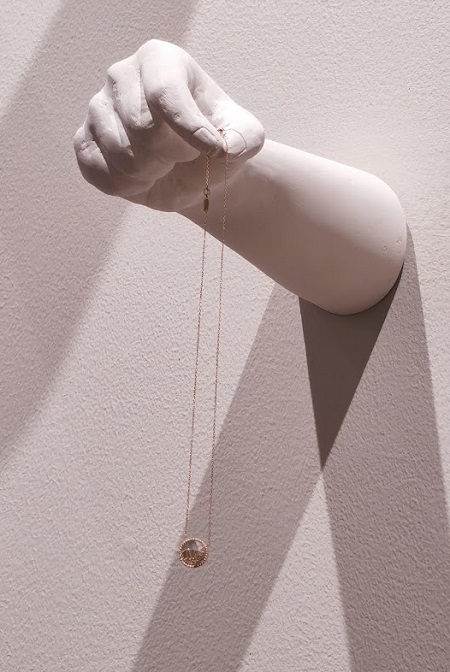 سلسلة من الذهب عيار 18 والماس 