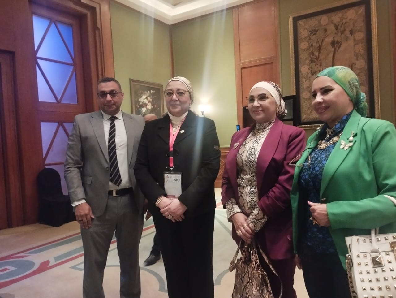 رئيس المعامل المركزية مع الاطباء بالمؤتمر