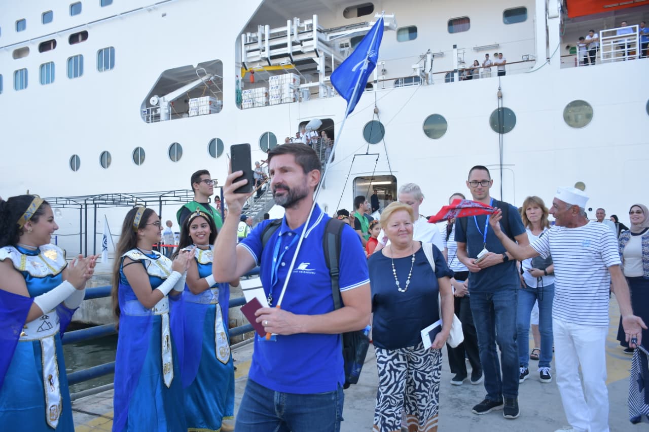 السياح السياح