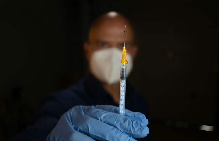 ممرض يعطى مهدئات لمرضى المستشفى ليقضى نوبات ليلة هادئة