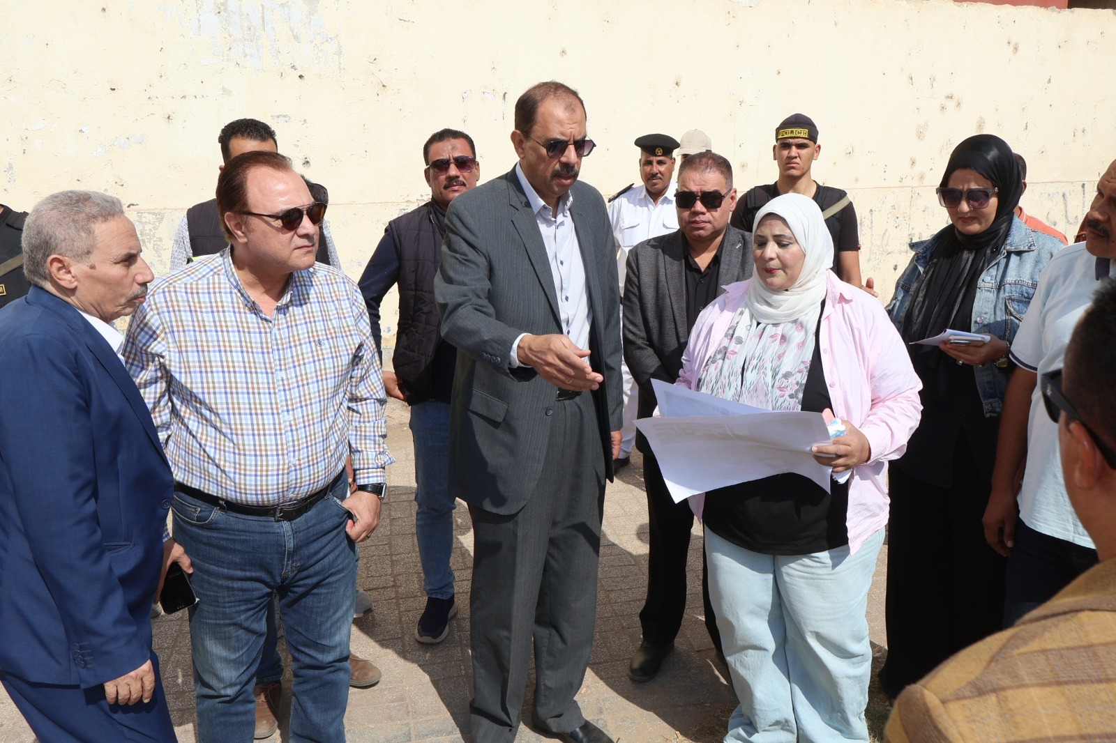 المحافظ يستمع لشرح حول تطوير الحديقة المحافظ يستمع لشرح حول تطوير الحديقة