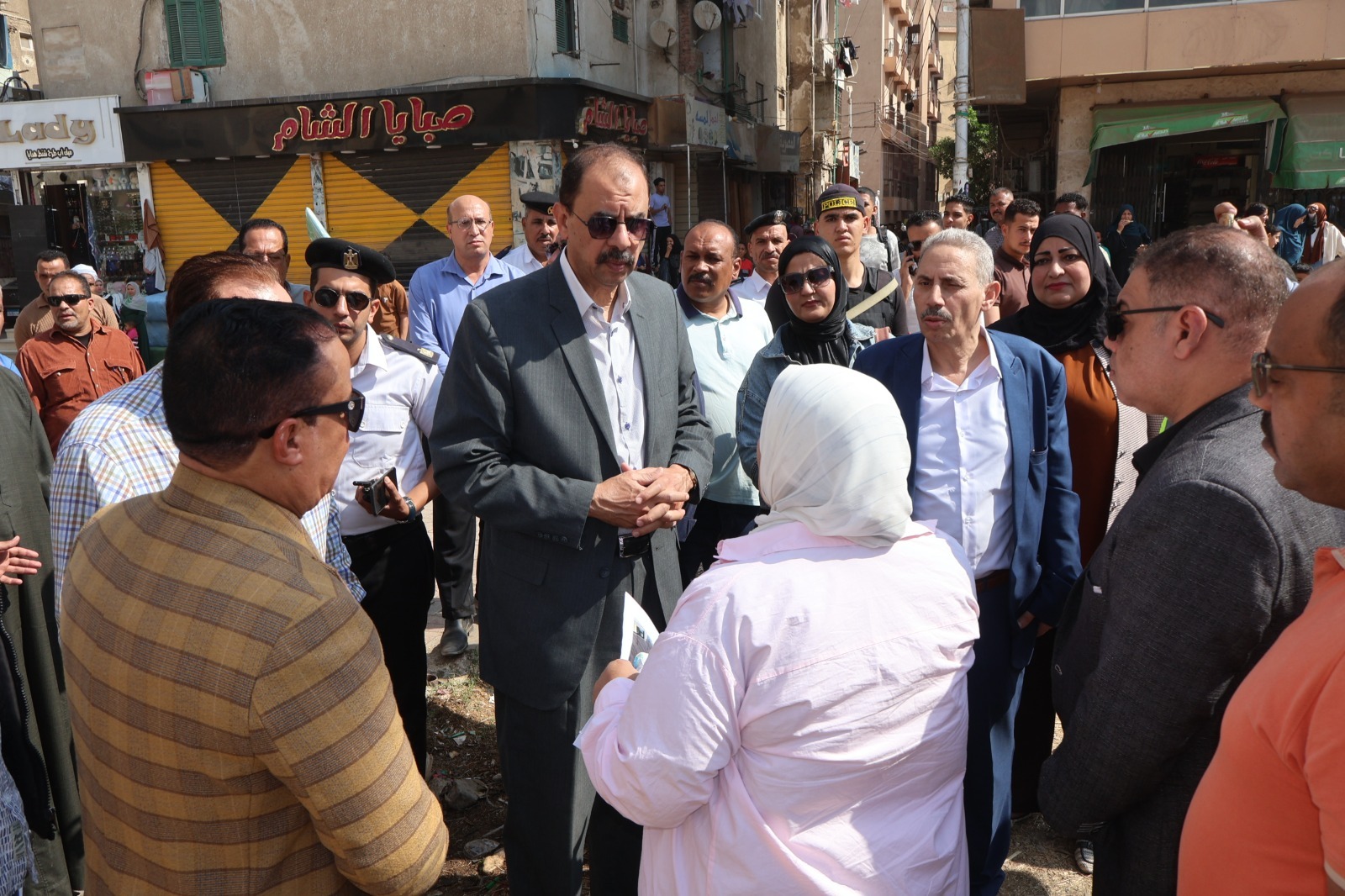 المحافظ يستمع للشرح المحافظ يستمع للشرح