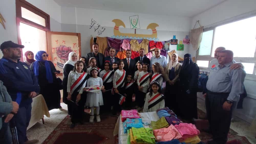 وكيل تعليم كفر الشيخ خلال تفقده المعرض المجاني والمدرسة