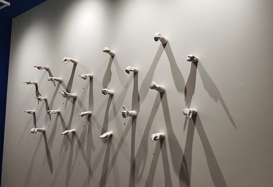 عرض المجوهرات على مجسمات لأيدي تتحدث بلغة الإشارة