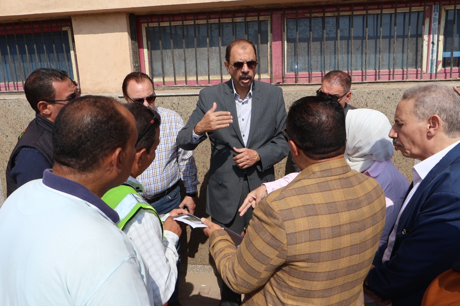 المحافظ يعطى التوجيها المحافظ يعطى التوجيها