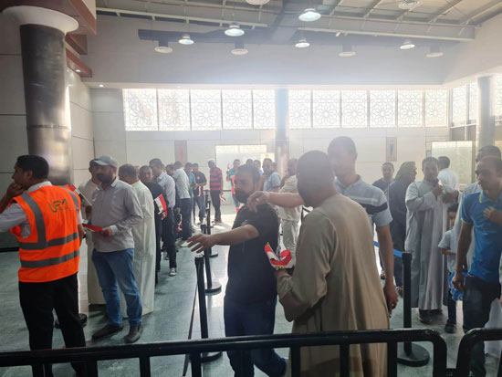 المصريون-يشاركون-فى-التصويت