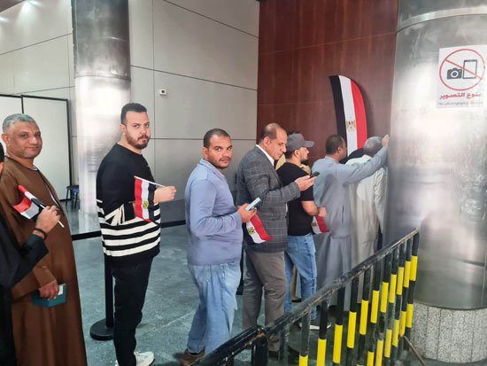 المصريون-يرفعون-الأعلام-أمام-اللجان