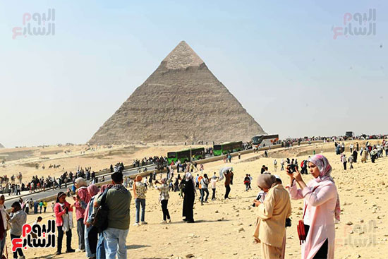 المصريون في الأهرامات