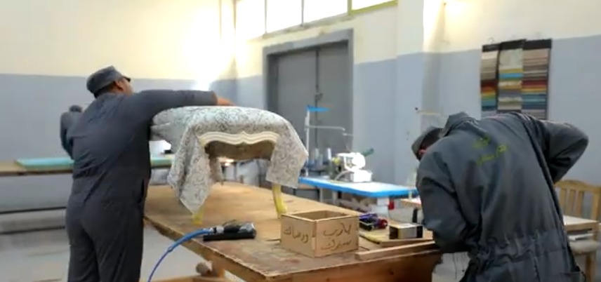 نزلاء مراكز الإصلاح يحولون الأخشاب إلى أثاث فاخر (3)