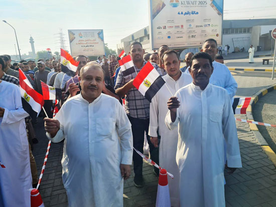 المصريون-فى-الكويت-يرفعون-العلم-المصرى-أمام-لجان-الاقتراع