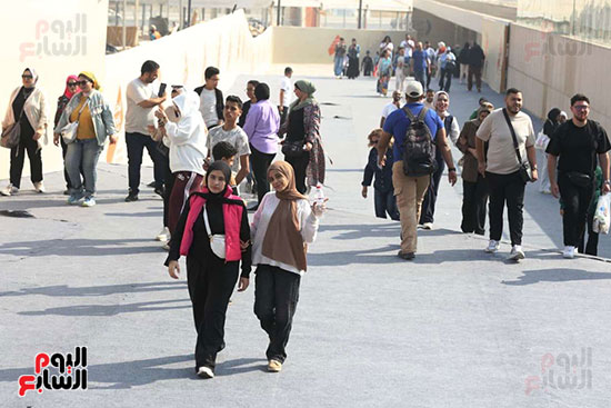 رجال ونساء  على طريق المتحف المصري الكبير