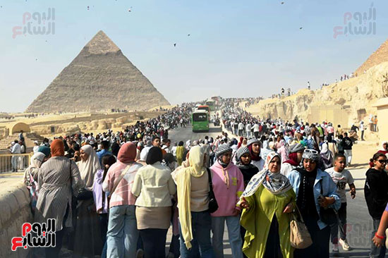 حشود في الأهرامات