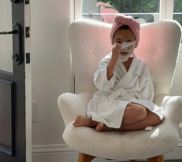 طفلة تضع قناعاً على وجهها