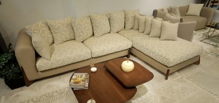 نزلاء مراكز الإصلاح يحولون الأخشاب إلى أثاث فاخر (2)