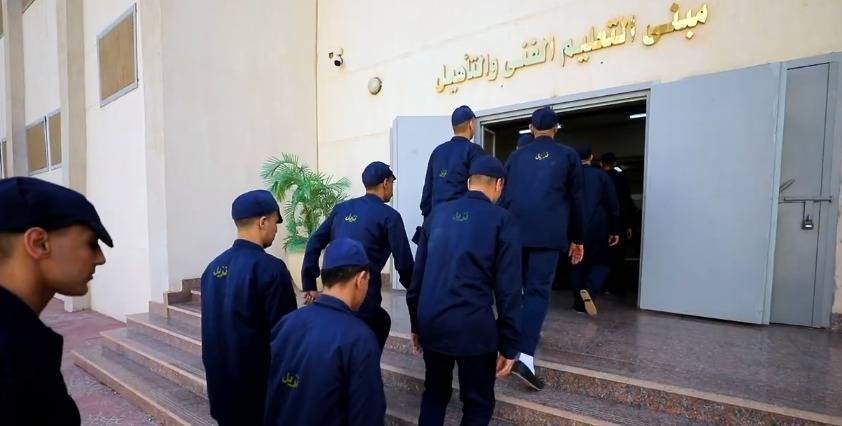 نزلاء مراكز الإصلاح يحولون الأخشاب إلى أثاث فاخر (6)