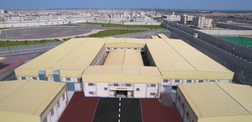 نزلاء مراكز الإصلاح يحولون الأخشاب إلى أثاث فاخر (7)