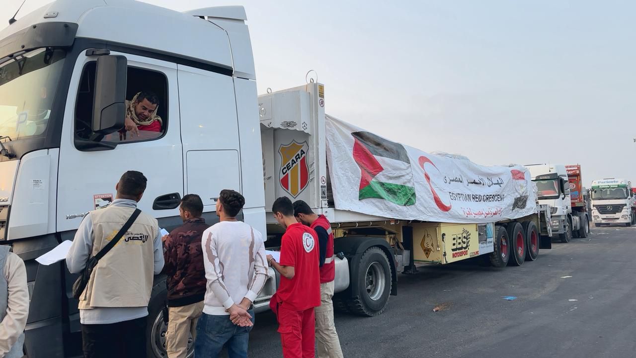 جانب من إطلاق قوافل زاد العزة إلى غزةِ