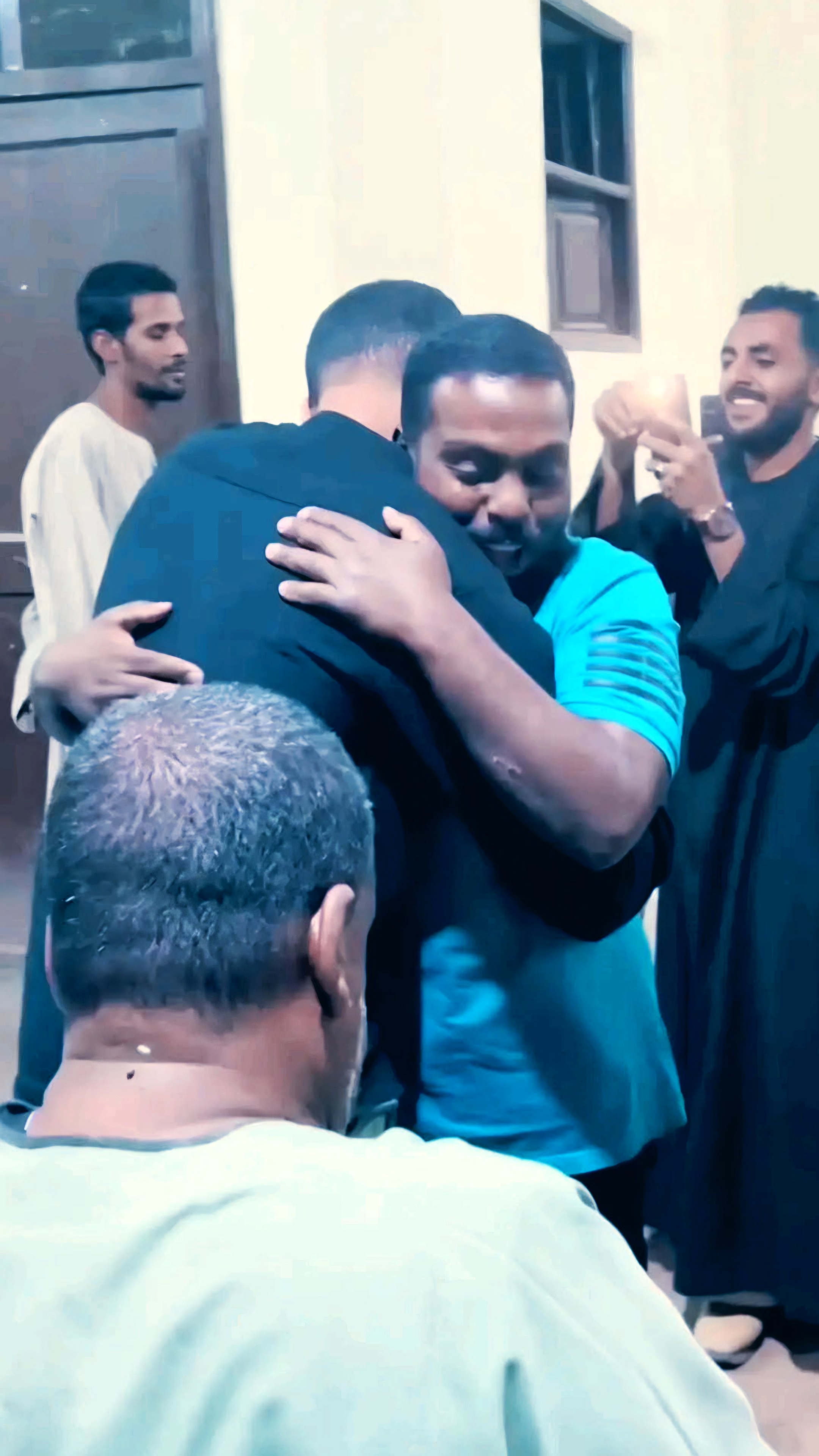 الشاب يعود لأهله بعد توبته