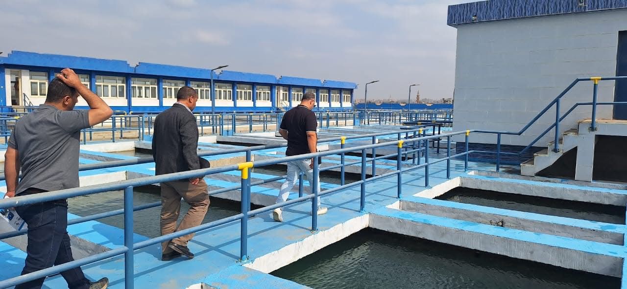 رئيس مياه الشرب بالجيزة  يتفقد محطة مياه إمبابة (4)