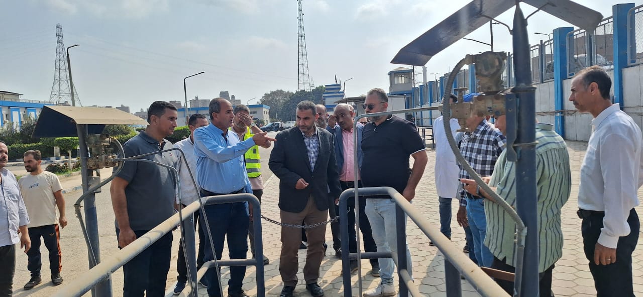 رئيس مياه الشرب بالجيزة  يتفقد محطة مياه إمبابة (1)