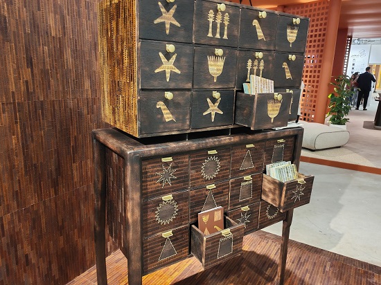 الرموز المصرية القديمة في الجزء العلوي من الخزانة الرموز المصرية القديمة في الجزء العلوي من الخزانة