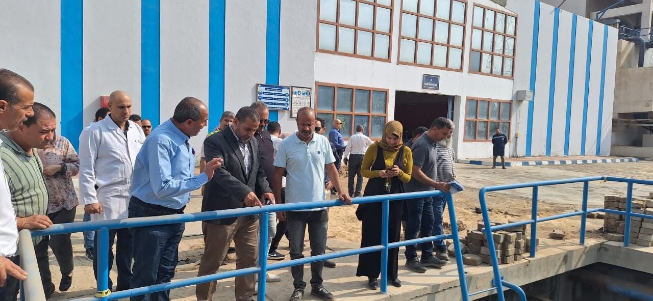 رئيس مياه الشرب بالجيزة  يتفقد محطة مياه إمبابة (2)